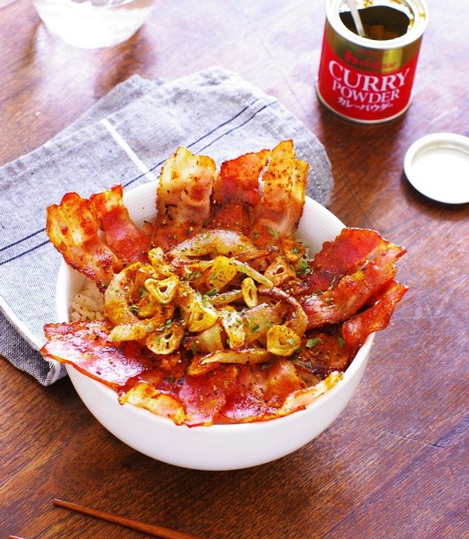 かりかりベーコン カレー粉deスパイシーカリカリベーコン丼 by ＊nob＊ 【クックパッド