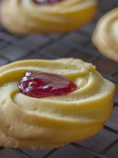 絞り出しクッキー(苺ジャムクッキー)-レシピのメイン写真