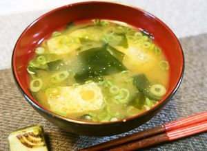 簡単美味しいワカメとネギの味噌汁-レシピのメイン写真