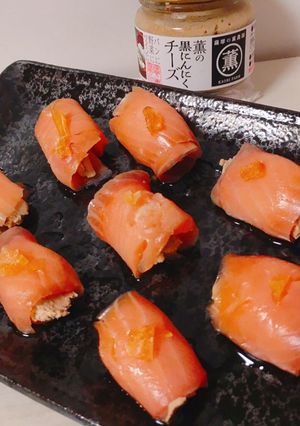 スモークサーモンと薫の黒にんにくチーズ-レシピのメイン写真