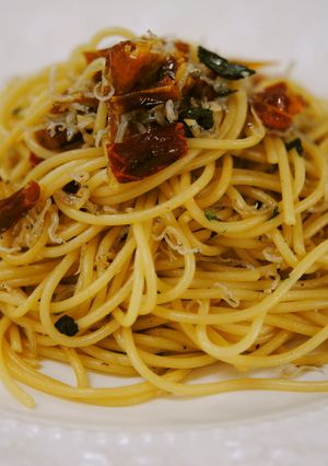 ドライピーマンで彩りよく　ちりめんパスタ-レシピのメイン写真