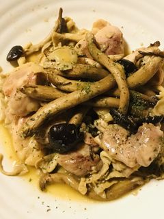 鶏もも肉と2種キノコのしょう油バター炒め-レシピのメイン写真