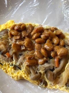 ラップでチン!納豆と煮物のオムレツ-レシピのメイン写真