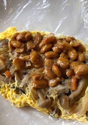 ラップでチン！納豆と煮物のオムレツ-レシピのメイン写真