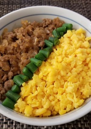 玉ねぎ入り肉そぼろの三色丼-レシピのメイン写真