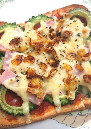 ゴーヤ(カリッカリわた入り)ピザトースト-レシピのメイン写真
