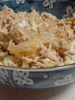 鶏ひき肉と豆腐でヘルシー丼-レシピのメイン写真