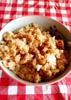 ごま油香る鶏ミンチと卵の混ぜご飯-レシピのメイン写真