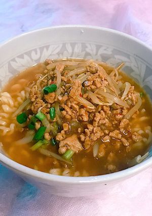 麻婆もやしをのせたレンチン ラーメン-レシピのメイン写真