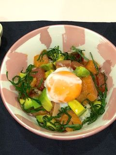 たまごを絡めて食べるサーモン入りポキ丼-レシピのメイン写真