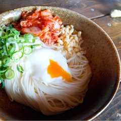 รูปของ 夏ランチ！キムチと天かすの冷やし釜玉素麺