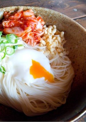 夏ランチ！キムチと天かすの冷やし釜玉素麺-レシピのメイン写真