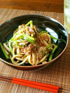 豚バラとニラのシンプル焼きうどん-レシピのメイン写真
