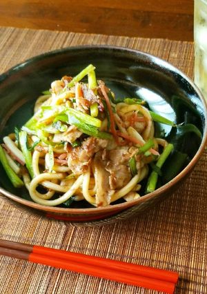 豚バラとニラのシンプル焼きうどん-レシピのメイン写真