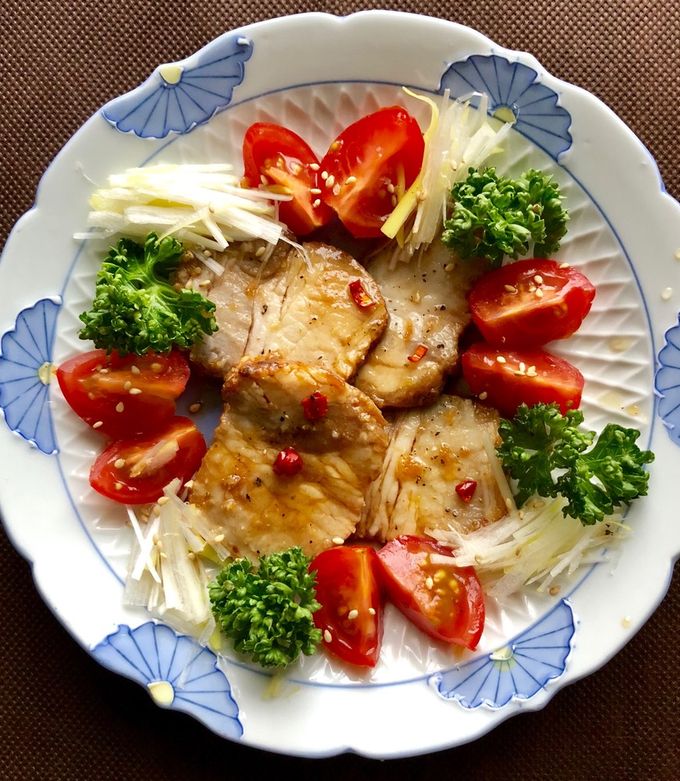 https://img-global-jp.cpcdn.com/recipes/5818563/680x781cq80/%E7%84%BC%E8%B1%9A%E3%81%A8%E3%83%88%E3%83%9E%E3%83%88%E3%81%AE%E4%B8%AD%E8%8F%AF%E3%82%B5%E3%83%A9%E3%83%80%E7%B0%A1%E5%8D%98%E3%82%AA%E3%83%BC%E3%83%89%E3%83%96%E3%83%AB-%E3%83%AC%E3%82%B7%E3%83%94-%E3%83%A1%E3%82%A4%E3%83%B3-%E5%86%99%E7%9C%9F.jpg?utm_source=chatgpt.com