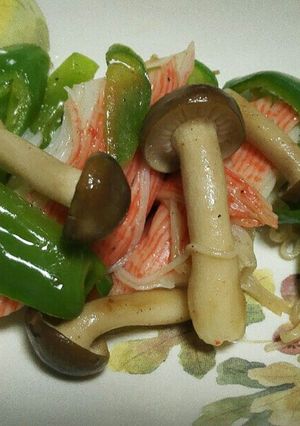 シメジとピーマン、カニカマの塩胡椒炒め-レシピのメイン写真
