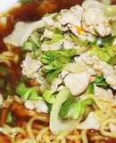 豚肉炒めラーメン（市販の生麺とスープ）