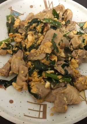 ワンコインで作れる豚バラ肉のニラ玉炒め-レシピのメイン写真