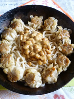 赤箱シュウマイ&納豆載せ焼きうどん-レシピのメイン写真