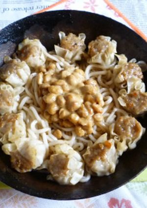 赤箱シュウマイ＆納豆載せ焼きうどん-レシピのメイン写真