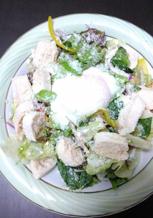 簡単　温玉乗せチキンシーザーサラダ-レシピのメイン写真