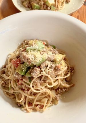 アボカドと粗挽き肉のパスタ-レシピのメイン写真