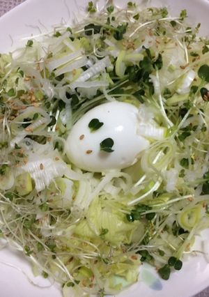 巣ごもり卵のピリ辛レタスサラダ-レシピのメイン写真