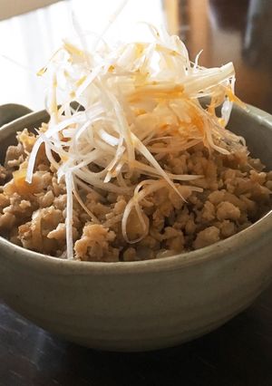 簡単 ピリ辛丼✨鶏そぼろご飯-レシピのメイン写真