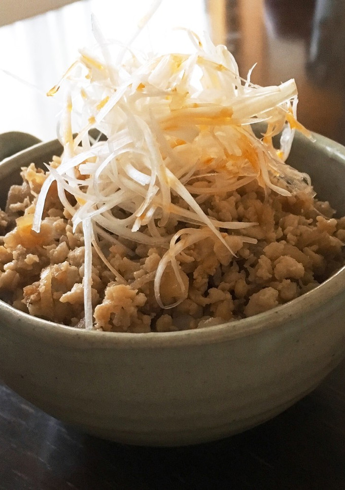 簡単 ピリ辛丼✨鶏そぼろご飯-レシピのメイン写真