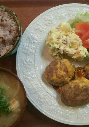 夕飯！チーズハンバーグとポテトサラダ-レシピのメイン写真
