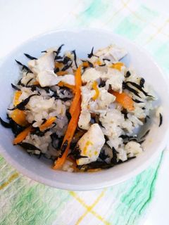 薄味!鶏もも肉とひじきの炊き込みご飯♪-レシピのメイン写真
