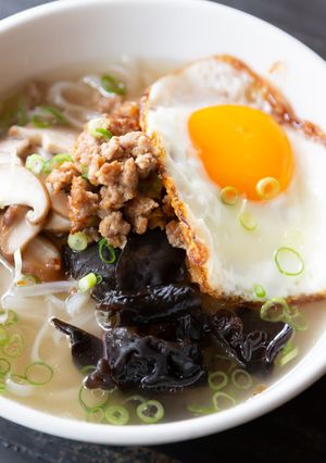 目玉焼きをのせて♪優しい味わい汁ビーフン-レシピのメイン写真