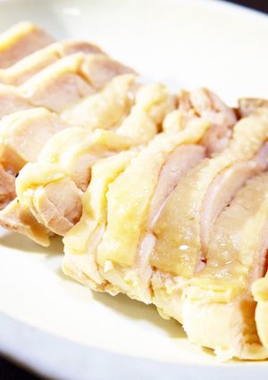 ぷりぷりジューシー！鶏もも肉で作るゆで鶏-レシピのメイン写真