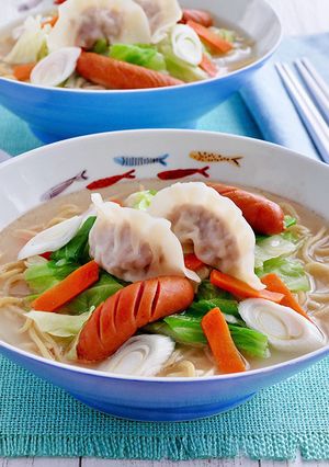 餃子＆ウインナーのとんこつ煮込みラーメン-レシピのメイン写真