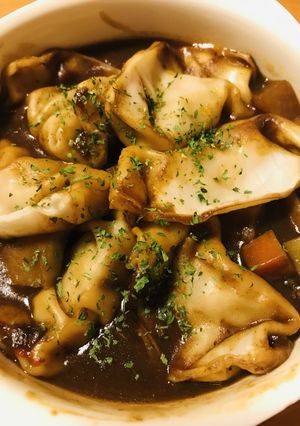 ２日目アレンジ●レトルト餃子のカレー煮-レシピのメイン写真