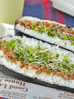 肉そぼろとスプラウトのおにぎらず-レシピのメイン写真