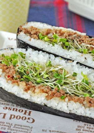 肉そぼろとスプラウトのおにぎらず-レシピのメイン写真