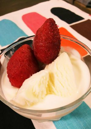 冷凍イチゴをのせて、ヨーグルトバニラ♪-レシピのメイン写真
