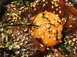 センター卵黄●マグロ切り身の漬け丼-レシピのメイン写真