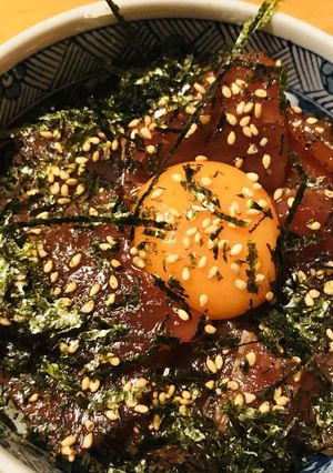 センター卵黄●マグロ切り身の漬け丼-レシピのメイン写真