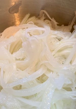 玉ねぎと米酢と蜂蜜とお塩だけ入れる-レシピのメイン写真
