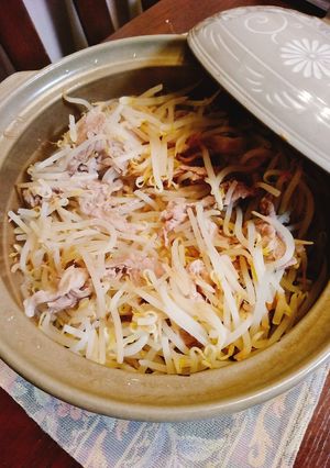 土鍋で手軽に陶板焼き～モヤシと豚肉-レシピのメイン写真