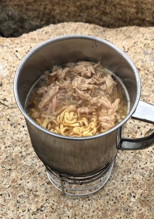 ツナ缶の焚き火でチキンラーメン-レシピのメイン写真
