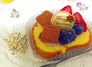 市販のロールケーキにフルーツのせてみて♪-レシピのメイン写真