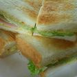 ハムとレタスのからしマヨサンドウィッチ♪