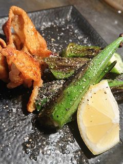 カリカリ鶏皮と焼きオクラ。-レシピのメイン写真