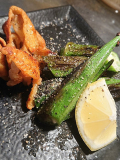 カリカリ鶏皮と焼きオクラ。-レシピのメイン写真