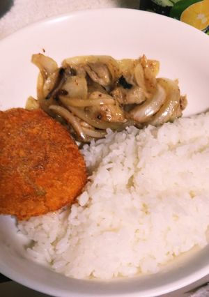 鶏ハラミと玉ねぎ炒め、コロッケプレート-レシピのメイン写真