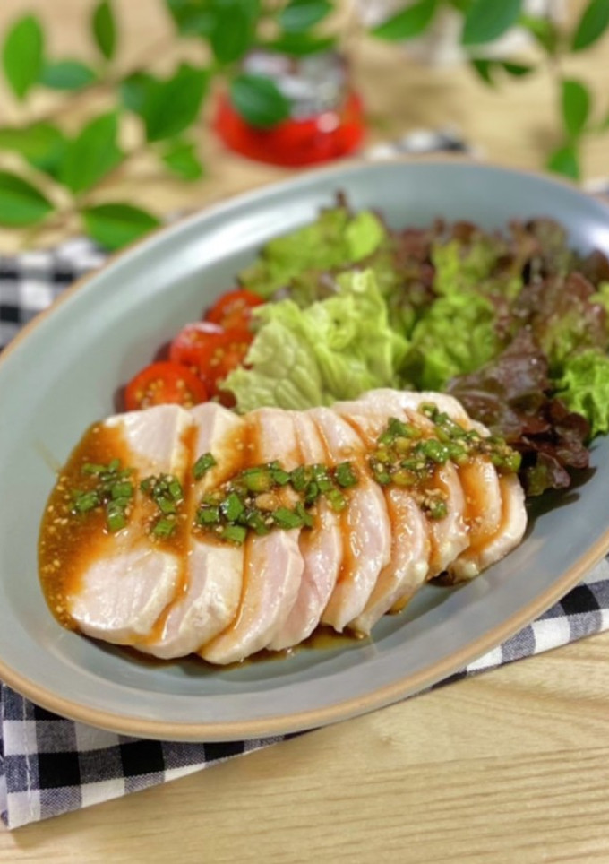 焼肉のタレで旨楽☆レンジ蒸し鶏でよだれ鶏-レシピのメイン写真