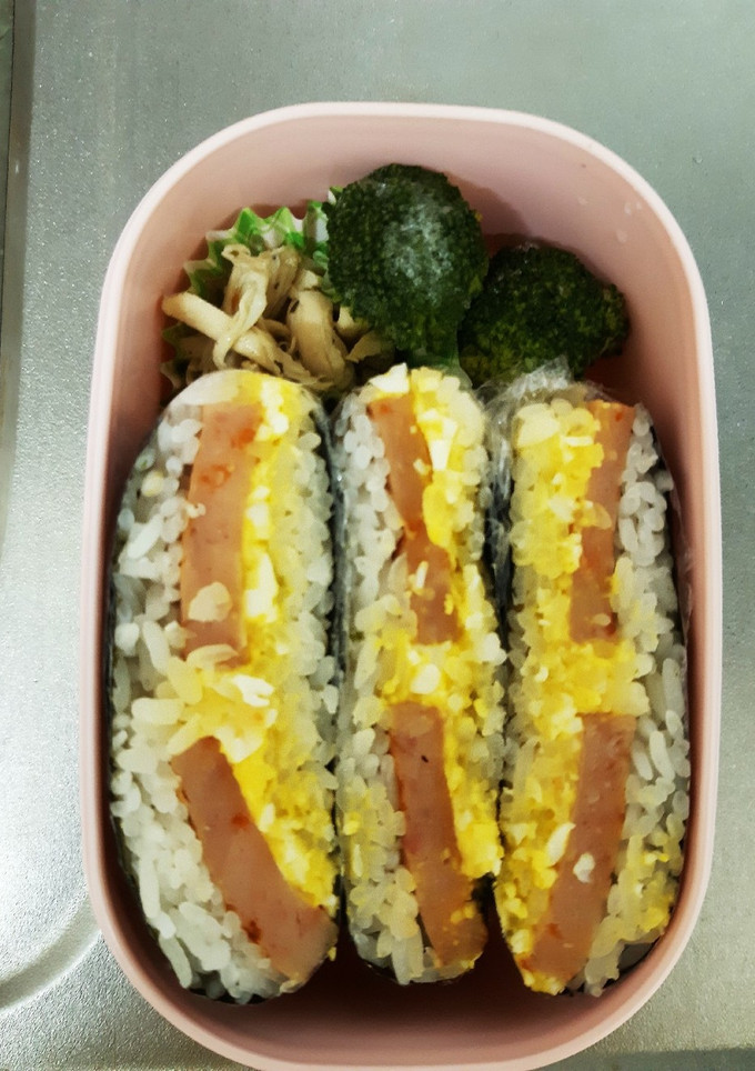 安くて簡単！魚肉バーガーと卵のおにぎらず-レシピのメイン写真